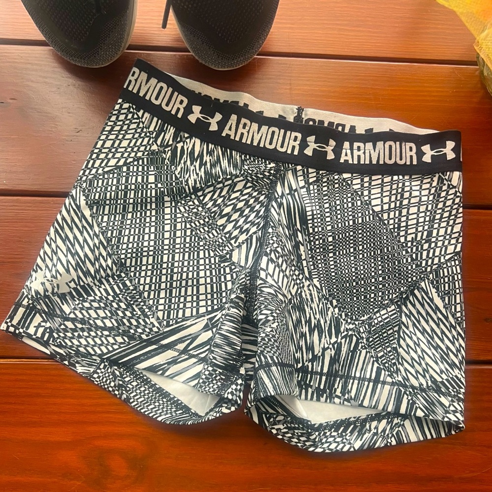 Black & White Under Armour spandex athletic shorts, S, EUC